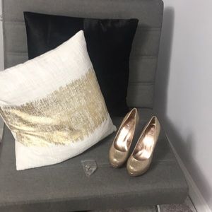 Gold pumps
